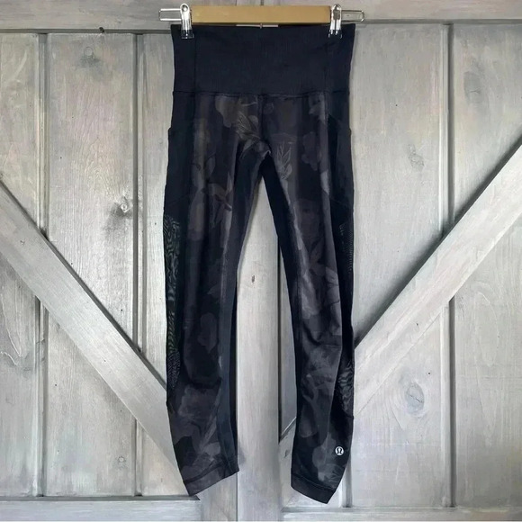 Lululemon Seek the Heat Crop Black Inky Floral Mesh Size 4 - Picture 1 of 10